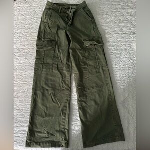 American eagle juniors 00 baggy cargo pants. Only worn 2-3 times.